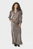 vicky-satijnen-maxi-rok-warm-grey-grijs-neo-noir-modelfoto-vooraanzicht-1