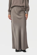 vicky-satijnen-maxi-rok-warm-grey-grijs-neo-noir-modelfoto-vooraanzicht-2