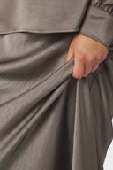 vicky-satijnen-maxi-rok-warm-grey-grijs-neo-noir-modelfoto-close-up-1