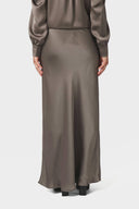 vicky-satijnen-maxi-rok-warm-grey-grijs-neo-noir-modelfoto-achteraanzicht-1