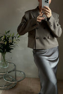 vicky-satijnen-maxi-rok-warm-grey-grijs-neo-noir-lookfoto-vooraanzicht-1