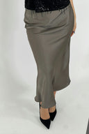 vicky-satijnen-maxi-rok-warm-grey-grijs-neo-noir-modelfoto-bovenaanzicht-1