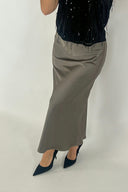vicky-satijnen-maxi-rok-warm-grey-grijs-neo-noir-modelfoto-bovenaanzicht-2