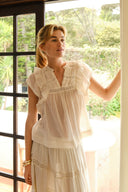 jayla-voile-top-light-yellow-v-hals-mouwloos-modelfoto-vooraanzicht-1