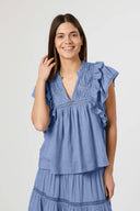 jayla-voile-top-smoke-blue-v-hals-mouwloos-modelfoto-vooraanzicht-1