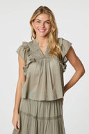 jayla-voile-top-smoke-green-v-hals-mouwloos-modelfoto-vooraanzicht-1