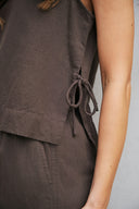 svetlana-linnen-mouwloze-top-dark-brown-donkerbruin-neo-noir-lookfoto-detail-1