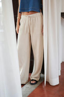 sonar-linnen-broek-natural-wide-leg-neo-noir-model-vooraanzicht-1