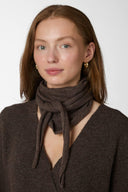 misty-gebreide-sjaal-neo-noir-dark-brown-model-1