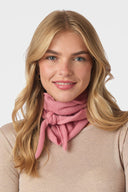 misty-gebreide-sjaal-neo-noir-evening-rose-modelfoto-vooraanzicht-1