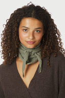 misty-gebreide-sjaal-neo-noir-smoke-green-model-1