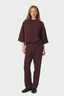 arlo-crepe-jumpsuit-bordeaux-neo-noir-model-vooraanzicht-1