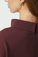 arlo-crepe-jumpsuit-bordeaux-neo-noir-model-close-up-1