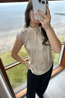 fleur-drapy-satijnen-blouse-dark-sand-knoopdetail-neo-noir-modelfoto-vooraanzicht-1