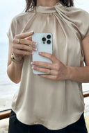 fleur-drapy-satijnen-blouse-dark-sand-knoopdetail-neo-noir-modelfoto-vooraanzicht-2