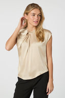 fleur-drapy-satijnen-blouse-dark-sand-knoopdetail-neo-noir-modelfoto-vooraanzicht-3