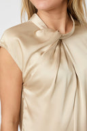 fleur-drapy-satijnen-blouse-dark-sand-knoopdetail-neo-noir-modelfoto-detail-1