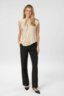 fleur-drapy-satijnen-blouse-dark-sand-knoopdetail-neo-noir-modelfoto-vooraanzicht-4