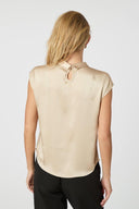 fleur-drapy-satijnen-blouse-dark-sand-knoopdetail-neo-noir-modelfoto-achteraanzicht-1