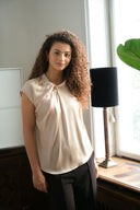 fleur-drapy-satijnen-blouse-dark-sand-knoopdetail-neo-noir-modelfoto-vooraanzicht-1