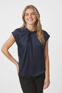 fleur-drapy-satijnen-blouse-navy-knoopdetail-neo-noir-modelfoto-vooraanzicht-1