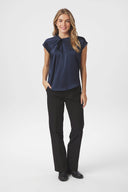 fleur-drapy-satijnen-blouse-navy-knoopdetail-neo-noir-modelfoto-vooraanzicht-2