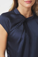 fleur-drapy-satijnen-blouse-navy-knoopdetail-neo-noir-modelfoto-detail-1