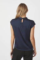 fleur-drapy-satijnen-blouse-navy-knoopdetail-neo-noir-modelfoto-achteraanzicht-1