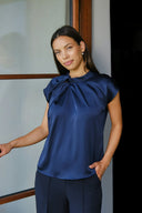 fleur-drapy-satijnen-blouse-navy-knoopdetail-neo-noir-modelfoto-vooraanzicht-1