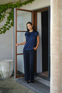 fleur-drapy-satijnen-blouse-navy-knoopdetail-neo-noir-modelfoto-vooraanzicht-2