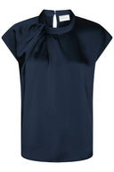 fleur-drapy-satijnen-blouse-navy-knoopdetail-neo-noir-productfoto-vooraanzicht-1