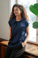 fleur-drapy-satijnen-blouse-navy-knoopdetail-neo-noir-modelfoto-vooraanzicht-1