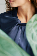 fleur-drapy-satijnen-blouse-navy-knoopdetail-neo-noir-modelfoto-detail-1