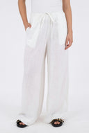 lissabon-linnen-broek-wit-wide-leg-neo-noir-model-vooraanzicht-3