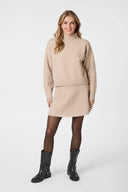 gebreide-gisa-mini-rok-neo-noir-sand-melange-beige-modelfoto-vooraanzicht-1