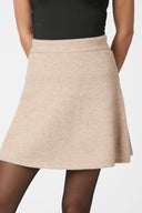 gebreide-gisa-mini-rok-neo-noir-sand-melange-beige-modelfoto-vooraanzicht-2