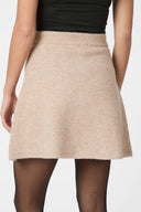 gebreide-gisa-mini-rok-neo-noir-sand-melange-beige-modelfoto-achteraanzicht-1