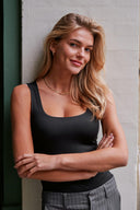 sophia-jersey-tanktop-black-neo-noir-modelfoto-vooraanzicht-1