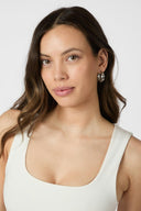 sophia-jersey-tanktop-off-white-neo-noir-modelfoto-close-up-1