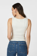 sophia-jersey-tanktop-off-white-neo-noir-modelfoto-achteraanzicht-1