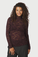 liza-laceflower-blouse-burgundy-bordeaux-stretch-kant-col-lange-mouwen-neo-noir-modelfoto-vooraanzicht-1