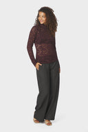 liza-laceflower-blouse-burgundy-bordeaux-stretch-kant-col-lange-mouwen-neo-noir-modelfoto-vooraanzicht-2