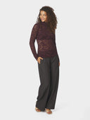 liza-laceflower-blouse-burgundy-bordeaux-stretch-kant-col-lange-mouwen-neo-noir-modelfoto-vooraanzicht-2
