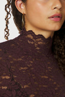 liza-laceflower-blouse-burgundy-bordeaux-stretch-kant-col-lange-mouwen-neo-noir-modelfoto-close-up-1