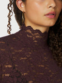 liza-laceflower-blouse-burgundy-bordeaux-stretch-kant-col-lange-mouwen-neo-noir-modelfoto-detail-1