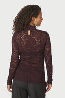 liza-laceflower-blouse-burgundy-bordeaux-stretch-kant-col-lange-mouwen-neo-noir-modelfoto-achteraanzicht-1