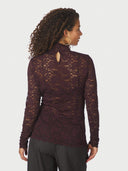 liza-laceflower-blouse-burgundy-bordeaux-stretch-kant-col-lange-mouwen-neo-noir-modelfoto-achteraanzicht-1