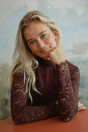 liza-laceflower-blouse-burgundy-bordeaux-stretch-kant-col-lange-mouwen-neo-noir-lookfoto-vooraanzicht-2
