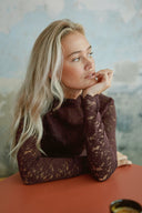 liza-laceflower-blouse-burgundy-bordeaux-stretch-kant-col-lange-mouwen-neo-noir-lookfoto-vooraanzicht-1