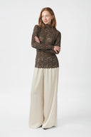 liza-laceflower-blouse-chocolate-brown-stretch-kant-col-lange-mouwen-neo-noir-model-vooraanzicht-2